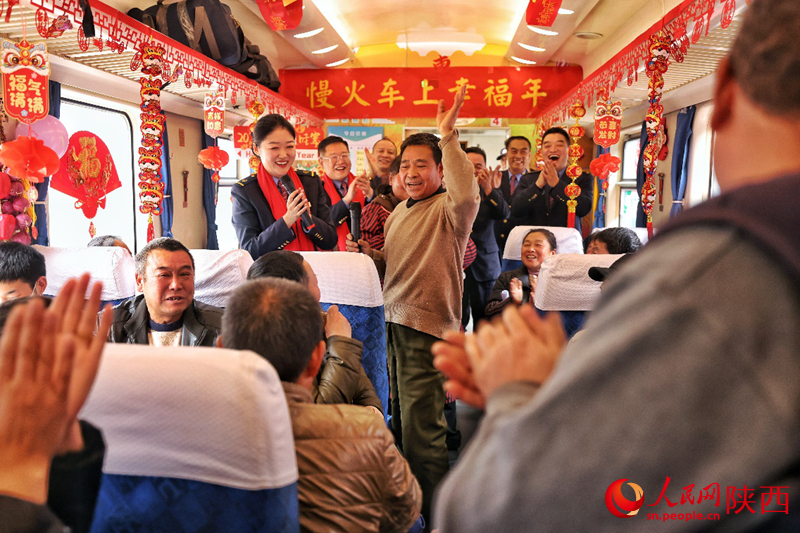 乘客老沈（中）高歌一曲。人民網(wǎng)記者 白鴿攝