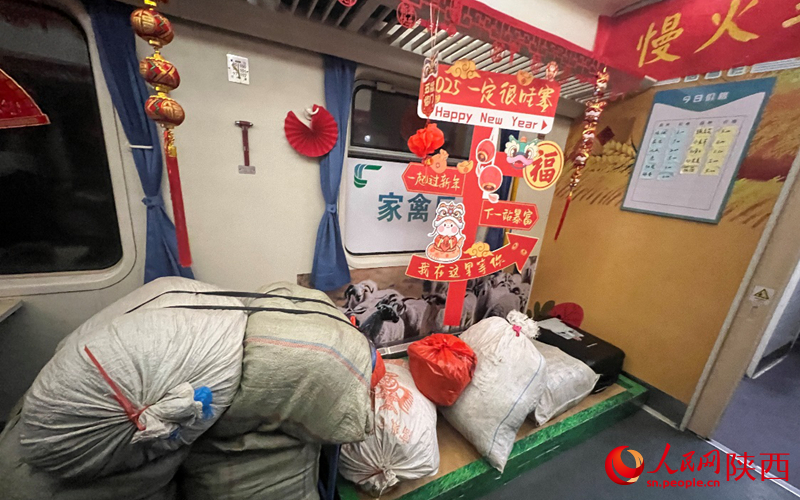 經(jīng)過(guò)專門改造，慢火車騰出空間堆放家禽和農(nóng)產(chǎn)品等。人民網(wǎng)記者 鄧楠攝