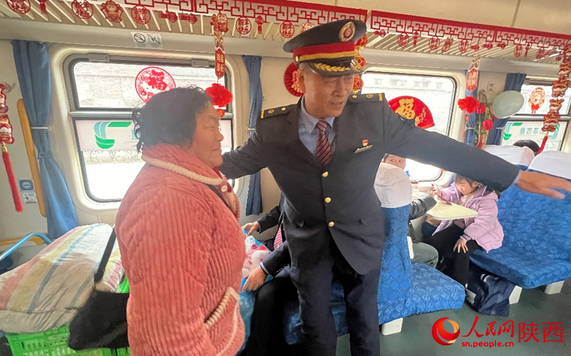 向保林（右）招呼著王小榮坐到座位上。人民網(wǎng)記者 鄧楠攝