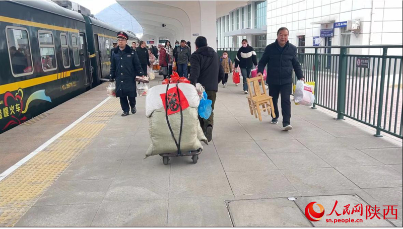 列車到站，老鄉(xiāng)拉著“行李”奔向遠(yuǎn)方。人民網(wǎng)記者 鄧楠攝