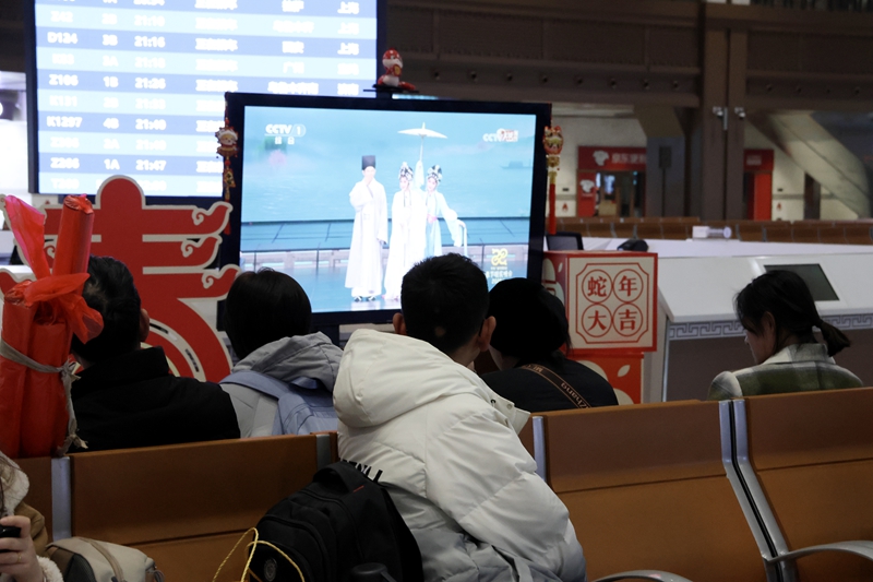 除夕夜，旅客們圍坐在一起觀看春晚。蘇楷淇攝