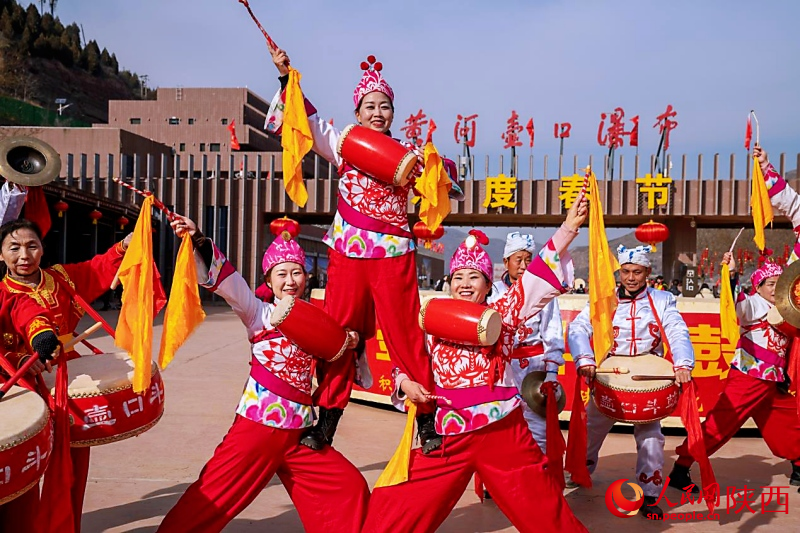 靈動(dòng)矯健的宜川胸鼓表演。人民網(wǎng)記者 魏鑫攝
