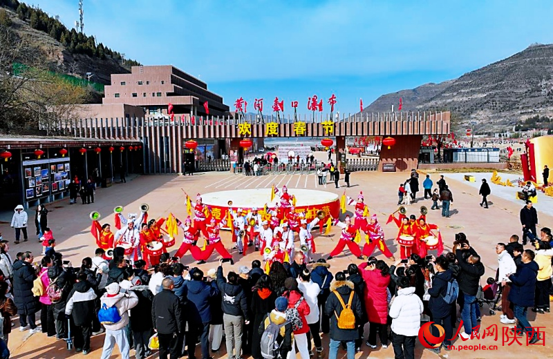 春節(jié)期間，游客體驗(yàn)一系列極具陜北地域風(fēng)情的民俗文化活動(dòng)。人民網(wǎng)記者 魏鑫攝