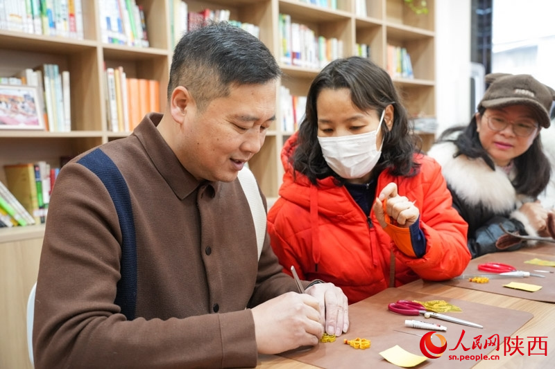 馬海濱講解“四葉草”盤(pán)扣制作要點(diǎn)。人民網(wǎng)記者 李志強(qiáng)攝