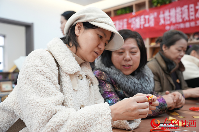 兩名“寶媽”交流學(xué)習(xí)心得。人民網(wǎng)記者 李志強(qiáng)攝