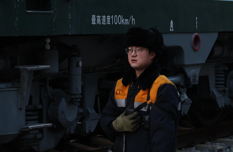 調(diào)車(chē)長(zhǎng)田飛正在確認(rèn)調(diào)車(chē)進(jìn)路。王振男 攝