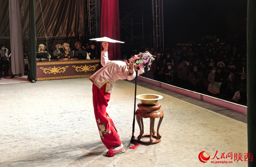 秦腔《梳妝》正在演出。人民網(wǎng) 王麗攝