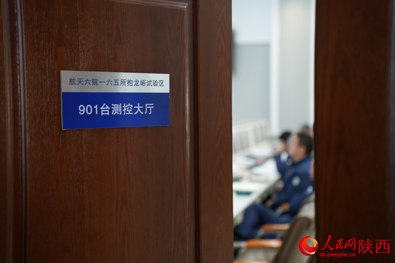 測控大廳里，工作人員正在為此次試車緊張忙碌著。人民網(wǎng)記者 李志強(qiáng)攝