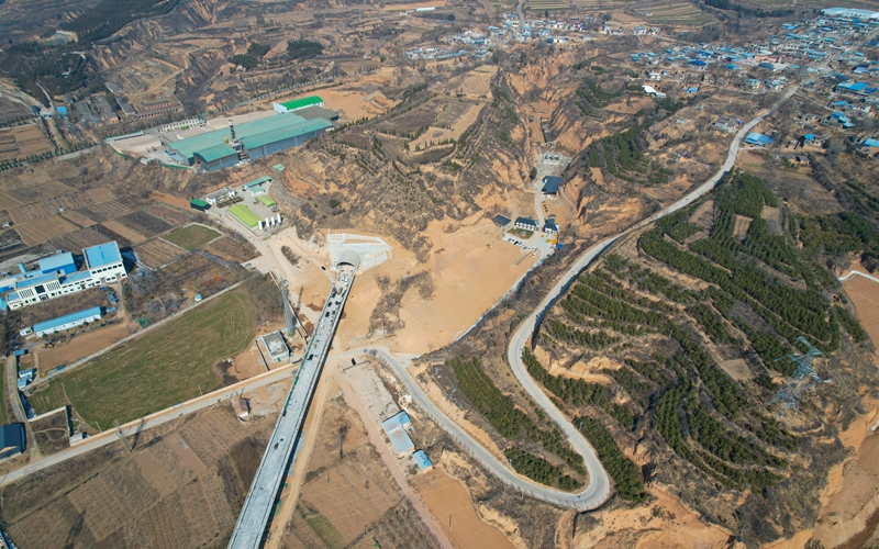 西延高鐵全線最后一座隧道——西延高鐵銅川隧道順利貫通。劉一江 攝
