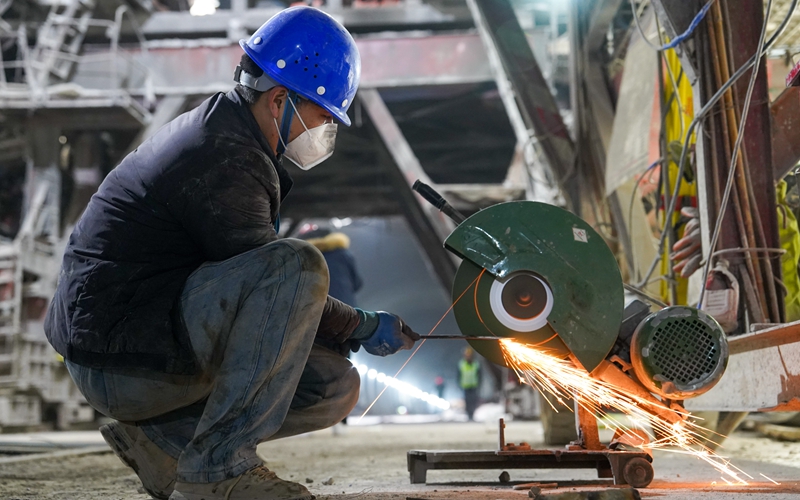 西延高鐵銅川隧道內(nèi)，工作人員正在進(jìn)行打磨作業(yè)。王超 攝