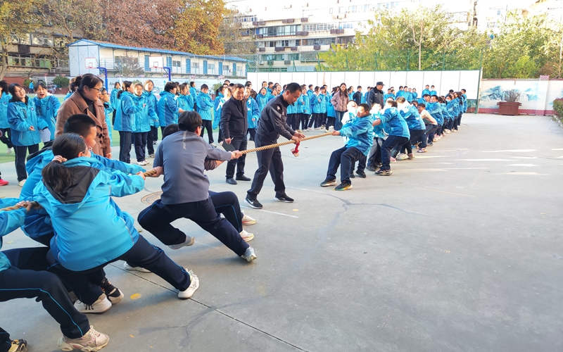 體能課組織學(xué)生進(jìn)行拔河比賽。西安市第七十中學(xué)供圖