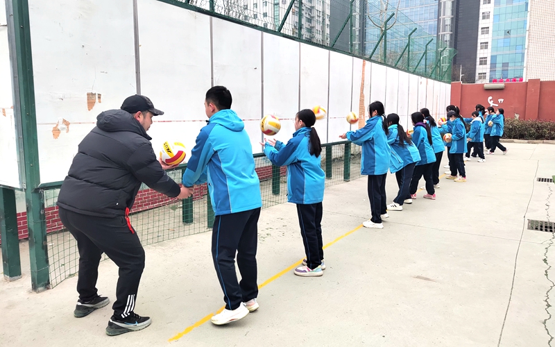 學(xué)生學(xué)習(xí)排球墊球方法。西安市第七十中學(xué)供圖