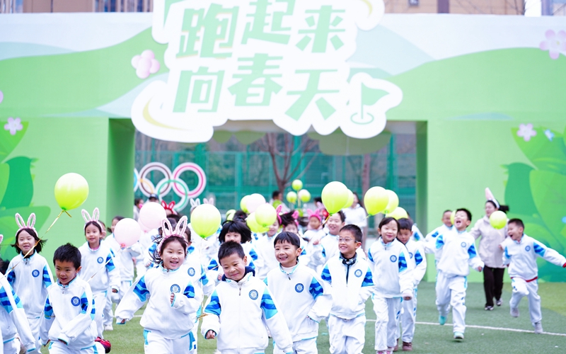 同學(xué)們?cè)诶蠋煹膸ьI(lǐng)下一起跑步。西安市曲江第二學(xué)校供圖