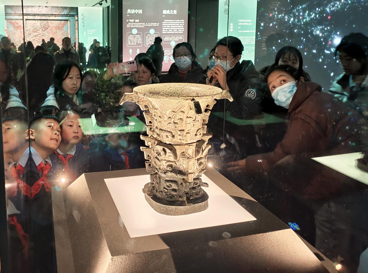 各地游客們在寶雞青銅器博物院里參觀。寶雞青銅器博物院供圖