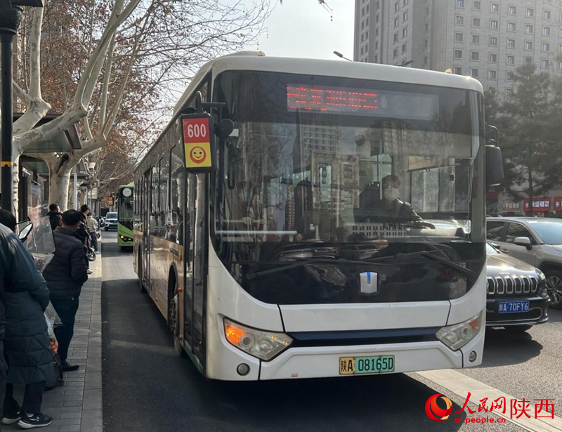 記者體驗(yàn)式乘坐600路公交車。人民網(wǎng)記者 鄒星攝