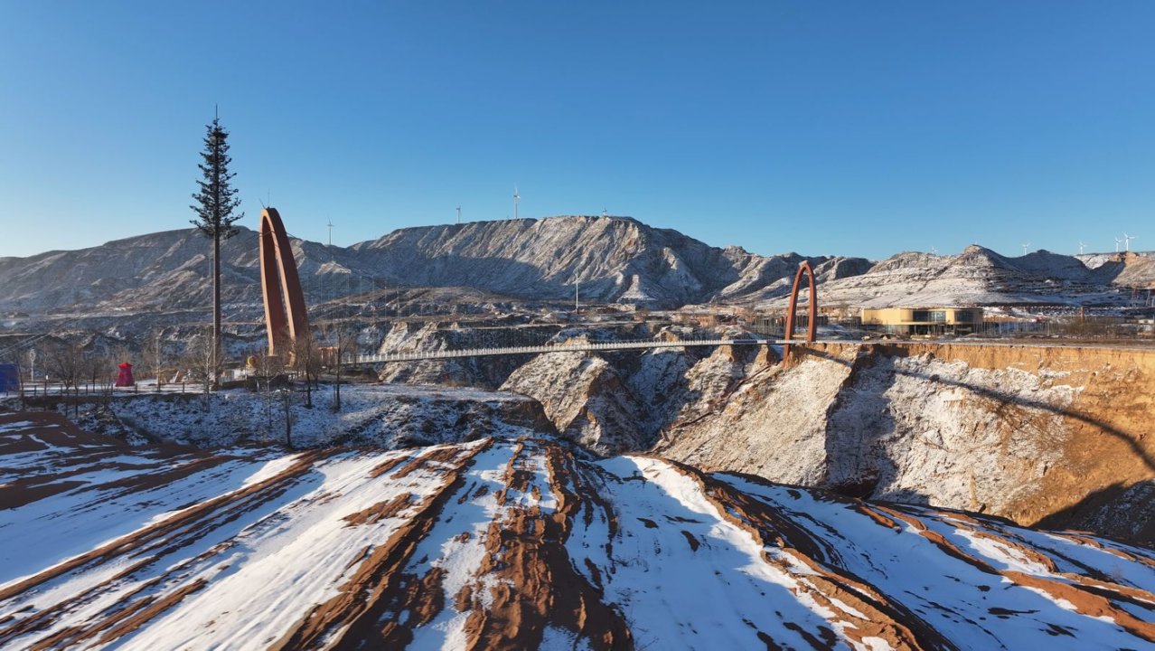 靖邊波浪谷:雪落丹霞 詩畫交融