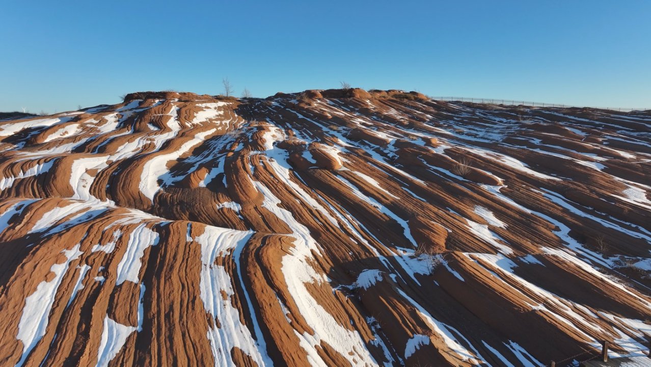 靖邊波浪谷:雪落丹霞 詩(shī)畫交融