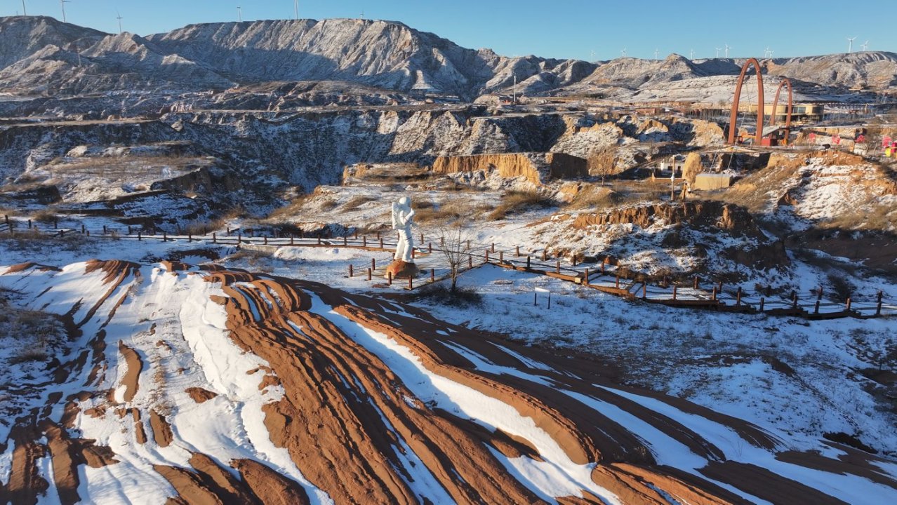 靖邊波浪谷:雪落丹霞 詩畫交融