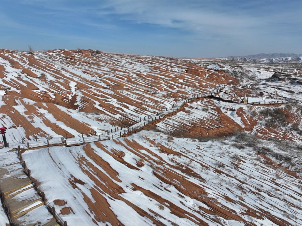靖邊波浪谷:雪落丹霞 詩畫交融