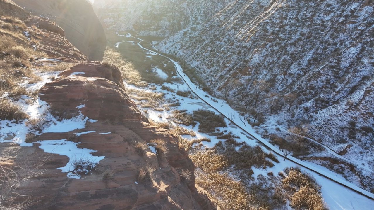 靖邊波浪谷:雪落丹霞 詩畫交融