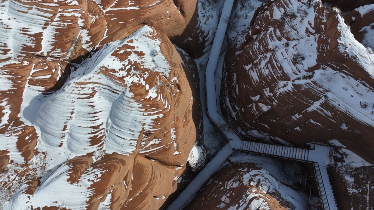 靖邊波浪谷:雪落丹霞 詩畫交融