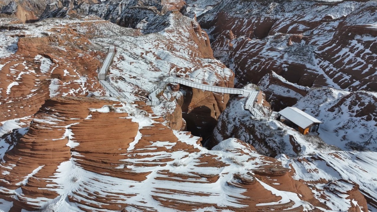 靖邊波浪谷:雪落丹霞 詩畫交融