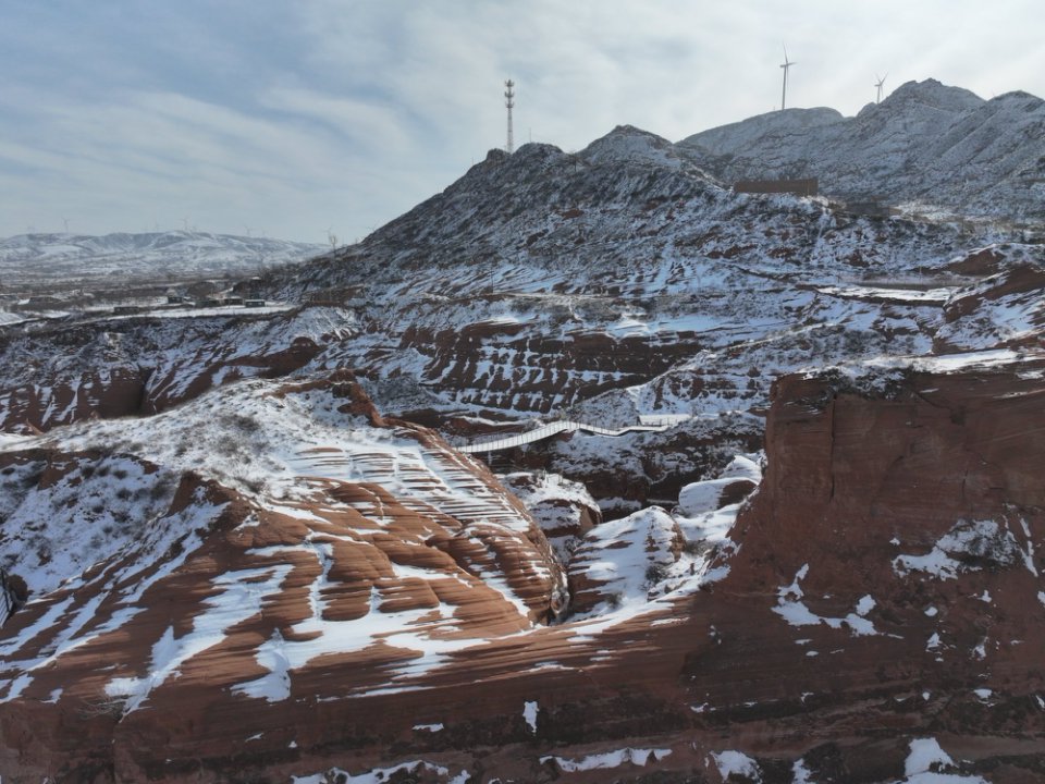 靖邊波浪谷:雪落丹霞 詩畫交融