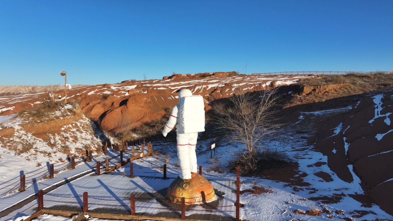 靖邊波浪谷:雪落丹霞 詩畫交融