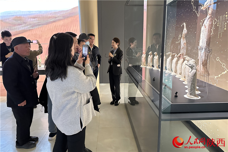 旅客正在參觀展覽。人民網(wǎng)記者 李志強(qiáng)攝