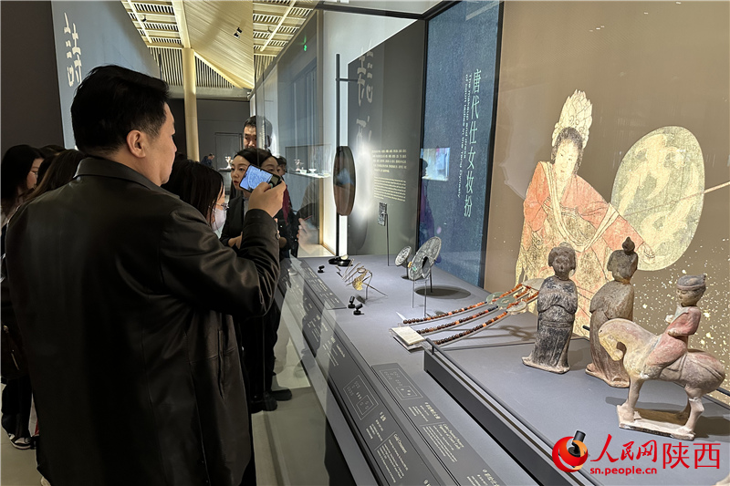 旅客正在參觀展覽。人民網(wǎng)記者 李志強(qiáng)攝