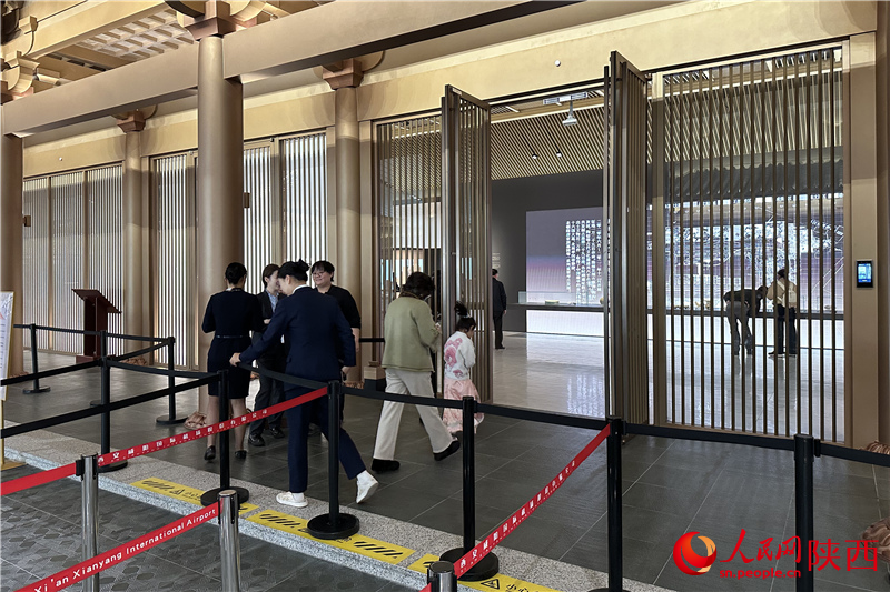 旅客檢票入館參觀展覽。人民網(wǎng)記者 李志強攝