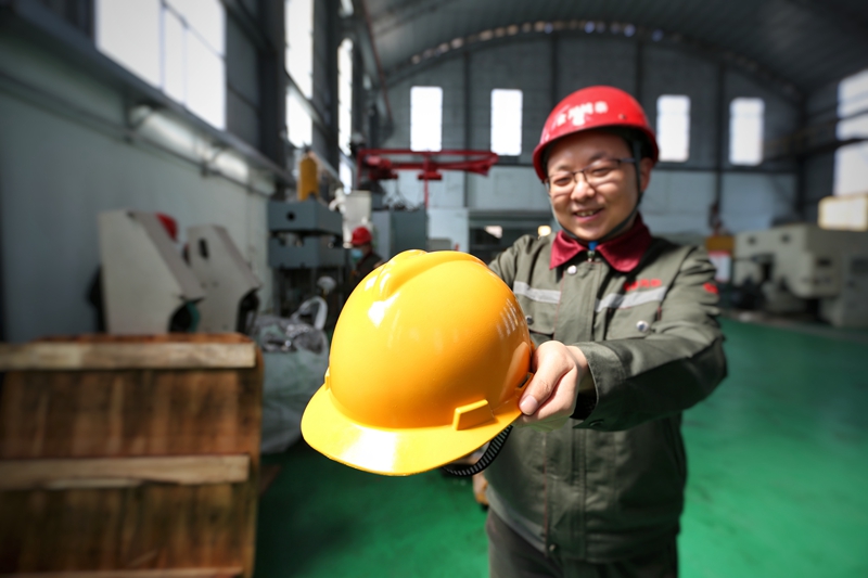 陜西省鴻泰元和鎂業(yè)有限公司 生產(chǎn)的鎂合金安全帽。呂曉慧 攝