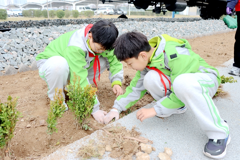 3月11日，西安國際陸港第四小學(xué)的學(xué)生們踏入西安機車檢修段，與老師共同植樹。西安國際陸港第四小學(xué)供圖
