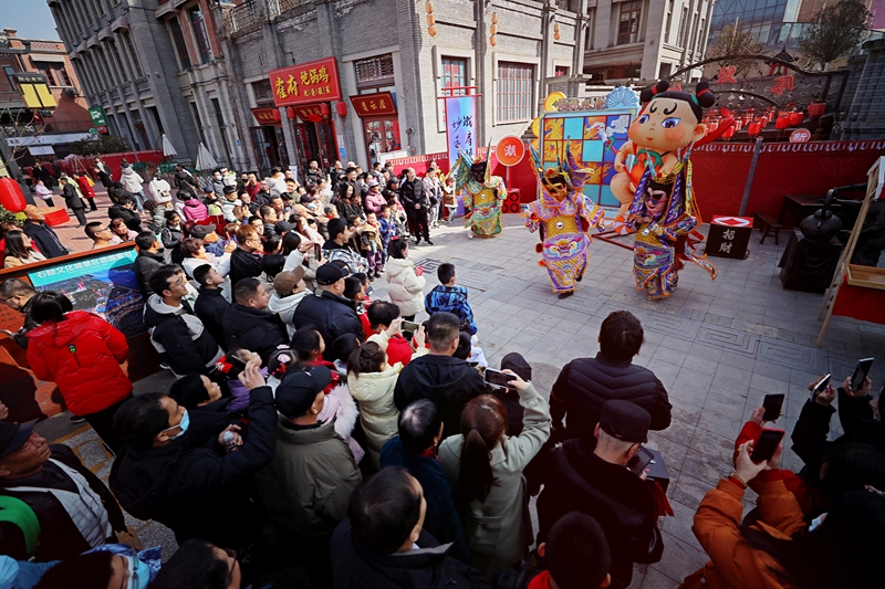 石鼓文化城內(nèi)，游人如織。寶雞市委宣傳部供圖