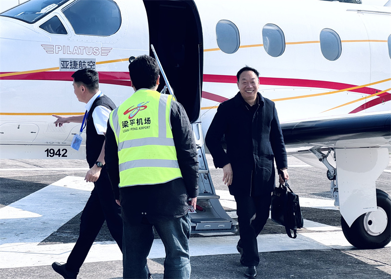 乘客乘坐“飛的”返程，笑容滿面。黃亞輝攝