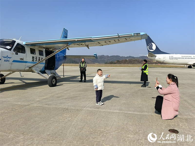 市民乘坐低空短途客運航線往返武漢和十堰。人民網(wǎng)記者 周雯攝