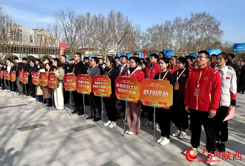 參賽隊(duì)伍和裁判團(tuán)隊(duì)。人民網(wǎng)記者 鄒星攝