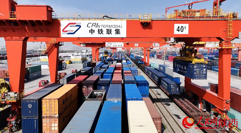 西安國(guó)際港站內(nèi)整齊羅列的集裝箱。人民網(wǎng)記者 白鴿攝