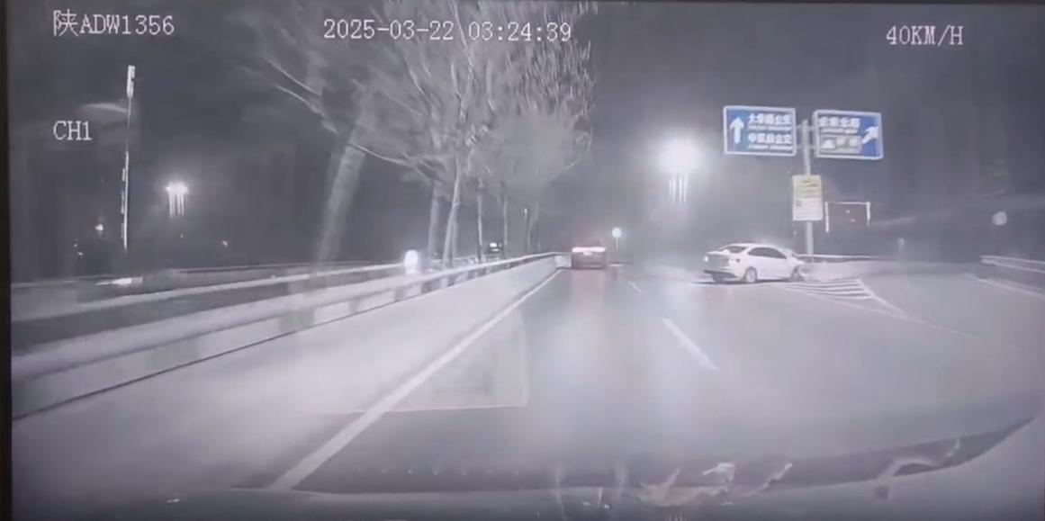 張望駕駛的出租車監(jiān)控錄像截圖。西安市出租車管理處供圖