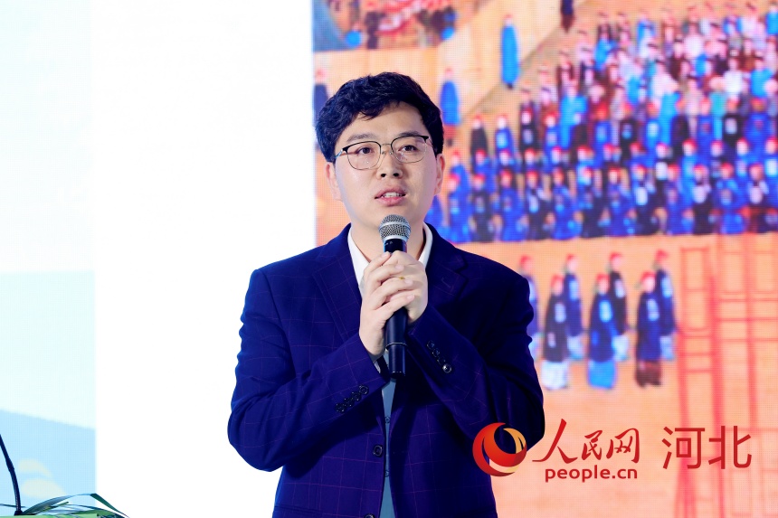 承德泓輝雙合酒業(yè)有限公司品牌宣傳部經(jīng)理孫冬昌作分享。人民網(wǎng)記者 周博攝