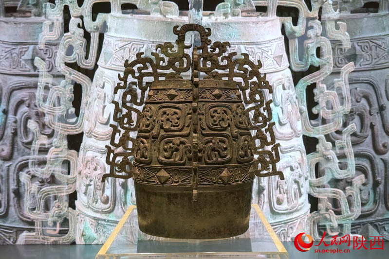 珍寶館首展展出的國家一級文物、青銅禮器秦公镈。張嘉琪攝