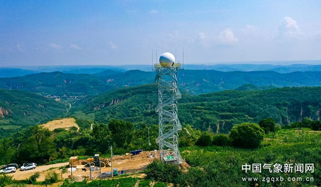 2024年9月9日，陜西省延安市富縣首部X波段雙偏振雷達(dá)投入業(yè)務(wù)試運(yùn)行。閆婷 攝影