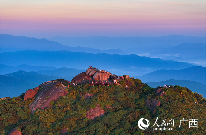 “華南之巔”貓兒山。人民網(wǎng) 雷琦竣攝