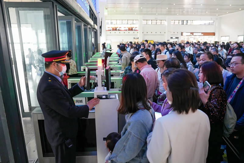 高鐵站內(nèi)游客排起長(zhǎng)隊(duì)。陳喆攝