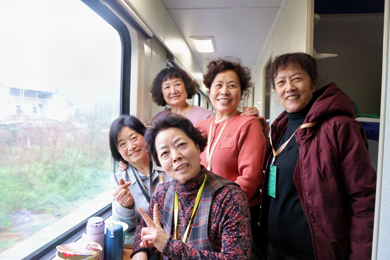 Y710次“環(huán)秦嶺”銀發(fā)旅游專列上，旅客們合影留念。熊國棟攝