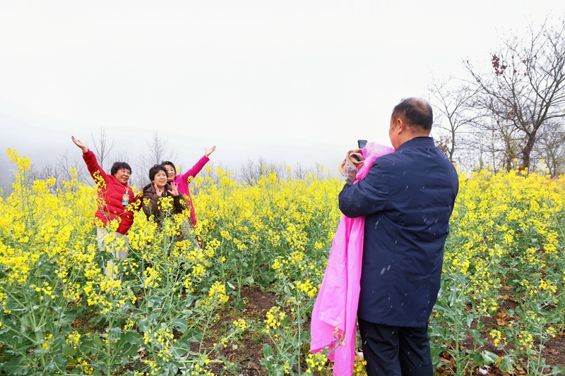 3月28日，旅客們在陜西漢中的油菜花海中拍照打卡。熊國棟攝
