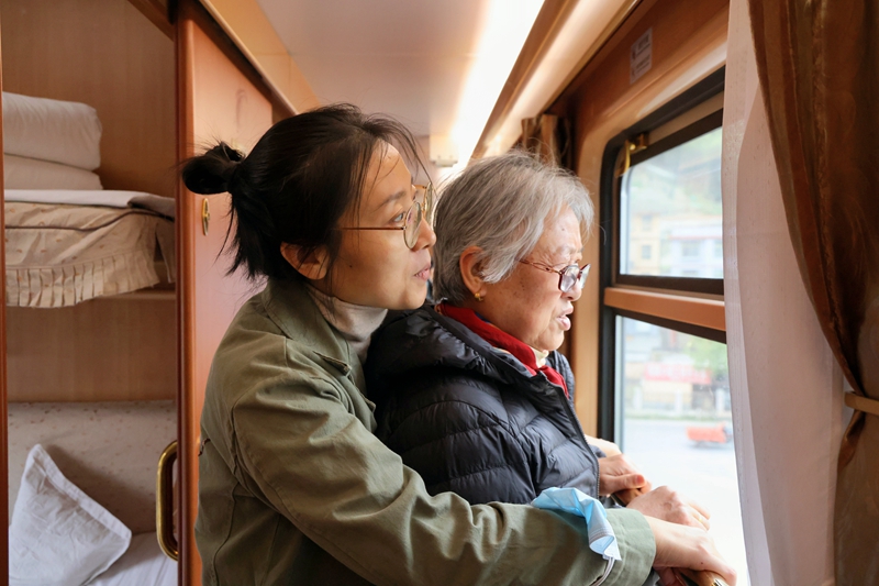 慢節(jié)奏的旅行模式，讓子女在旅途中有更多時(shí)間陪伴父母。熊國棟攝