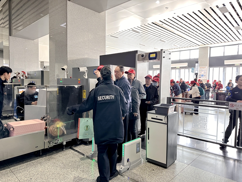 車站開辟綠色通道方便老年旅客快速進(jìn)站。程茹悅攝