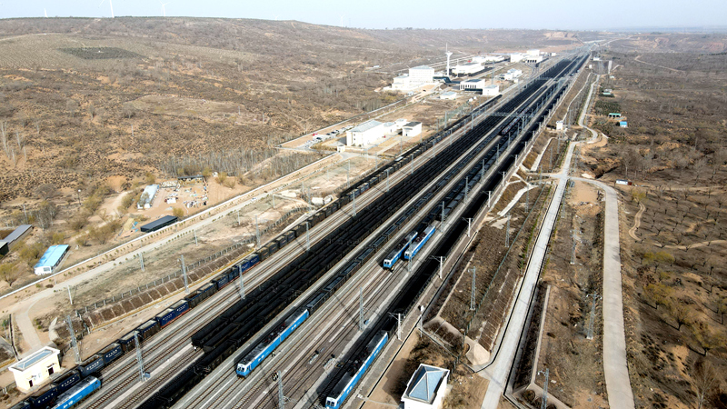繁忙的浩吉鐵路上，運(yùn)煤列車有序開行。葉康攝