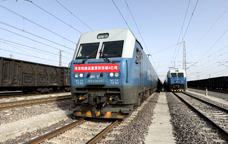 84213次列車從浩吉鐵路靖邊東站緩緩駛出。葉康攝